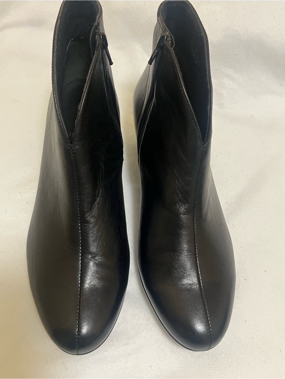 Munro Black Leather Zip Ankle Booties